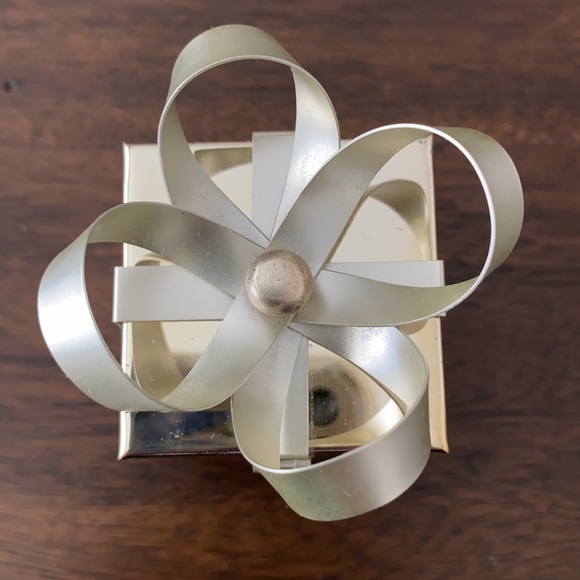 GUC metallic ring box with hinge and bow on top - Picture 2 of 13